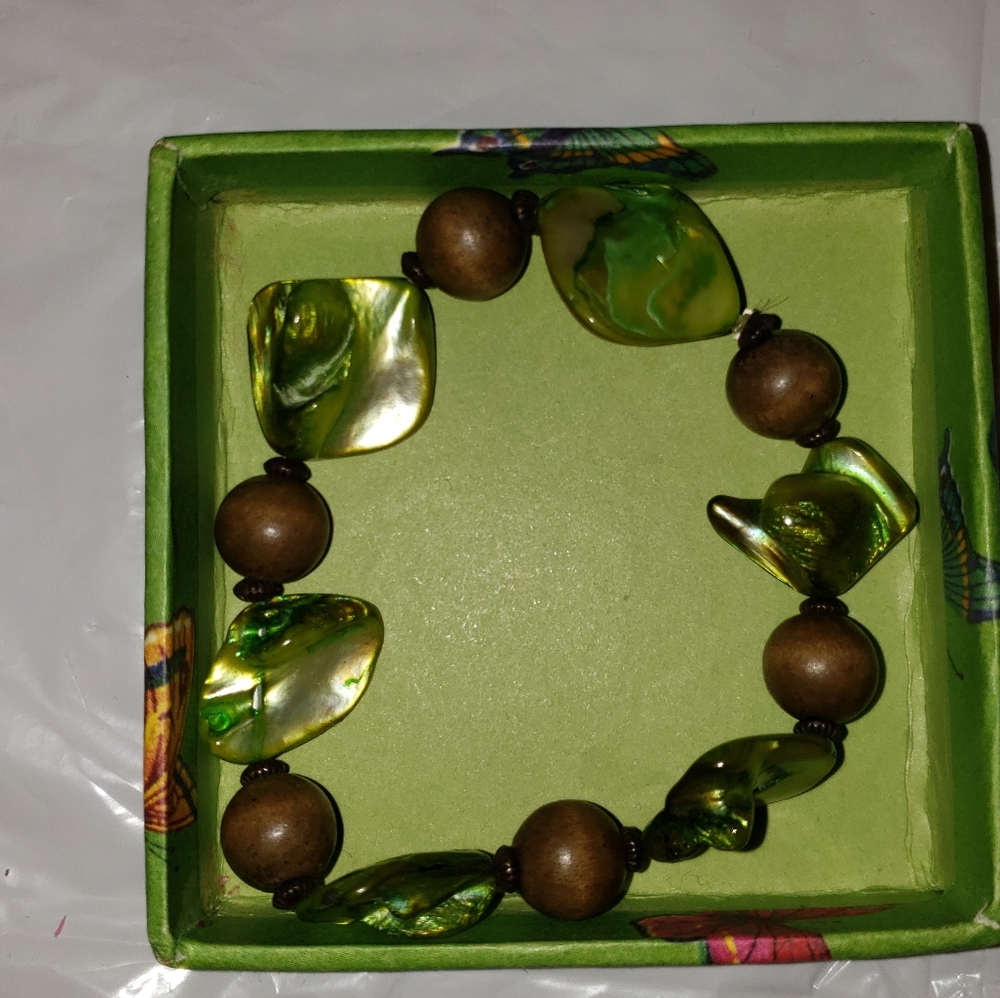 Beautiful Shell Bracelet - Picture 2 of 6